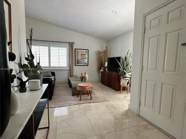 9857 SW 7th St, Miami FL 33174