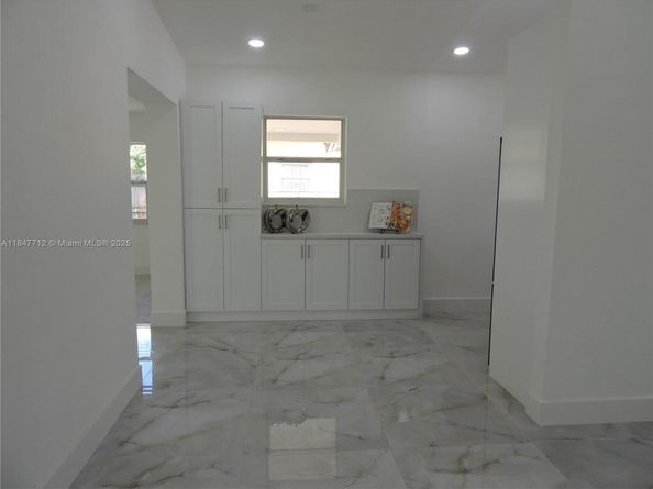 2040 NW 185th Ter, Miami Gardens FL 33056