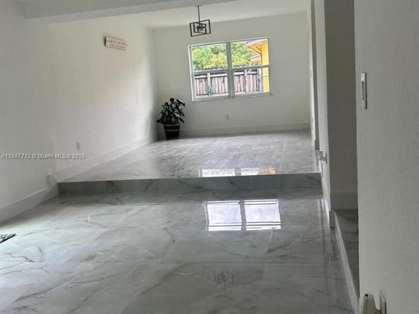 2040 NW 185th Ter, Miami Gardens FL 33056