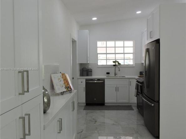2040 NW 185th Ter, Miami Gardens FL 33056