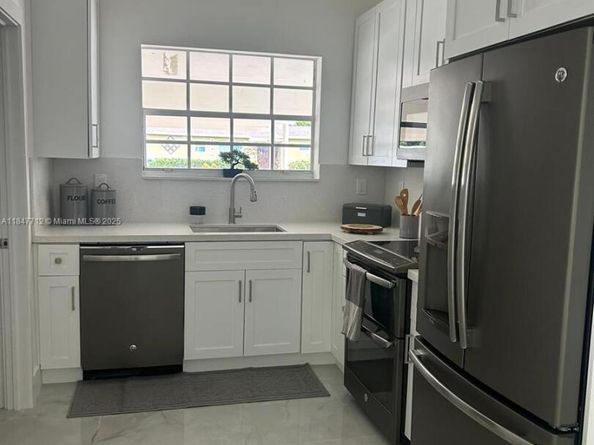 2040 NW 185th Ter, Miami Gardens FL 33056