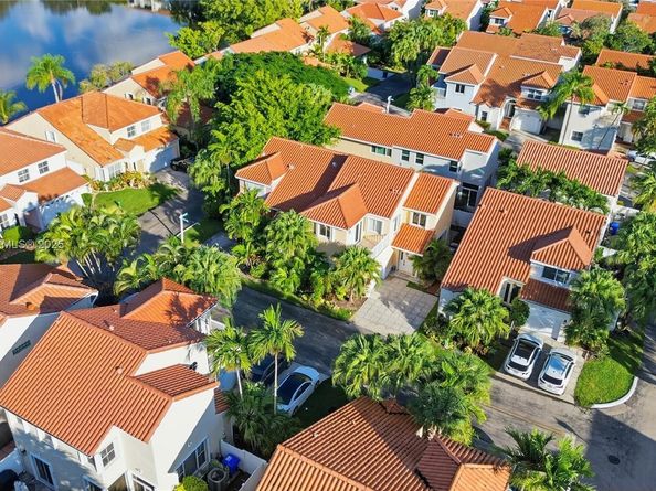 3625 Murano Dr, Hollywood FL 33021