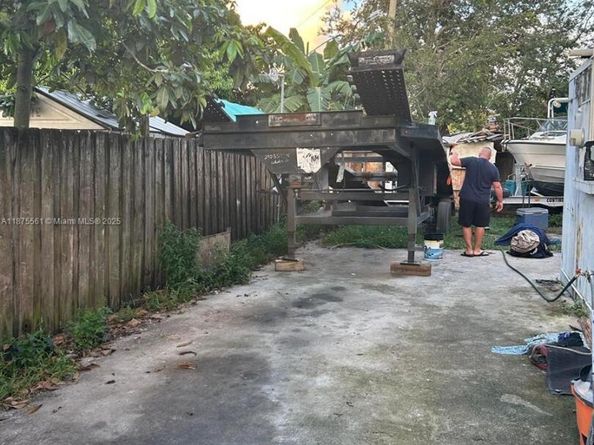 9125 NW 33rd Ct Rd, Miami FL 33147