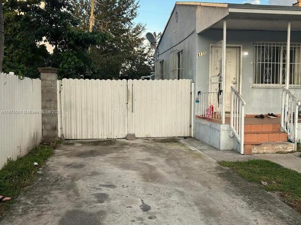 9125 NW 33rd Ct Rd, Miami FL 33147