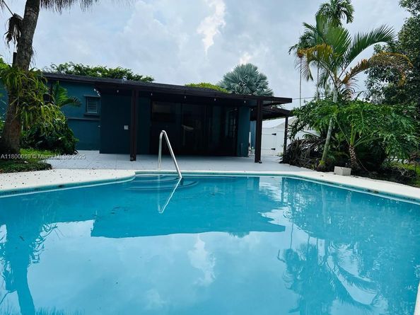 14825 Garden Dr, Miami FL 33168