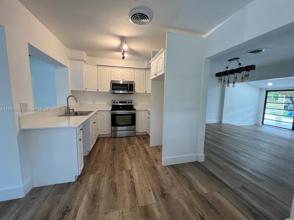 14825 Garden Dr, Miami FL 33168