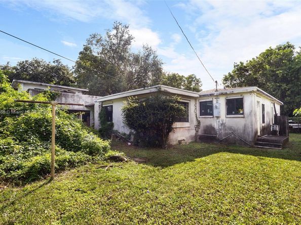 1045 NW 52nd St, Miami FL 33127