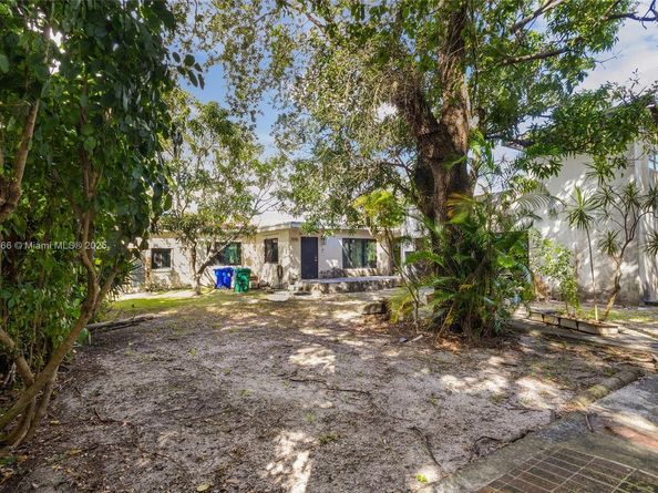 1045 NW 52nd St, Miami FL 33127