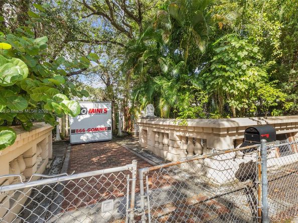1045 NW 52nd St, Miami FL 33127