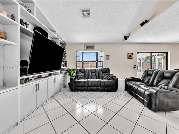 4916 NW 92nd Ave, Sunrise FL 33351