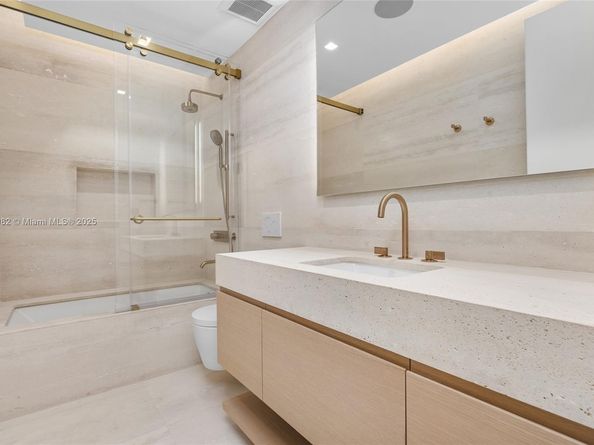 1800 W 27th St, Miami Beach FL 33140