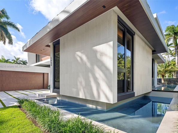 1800 W 27th St, Miami Beach FL 33140