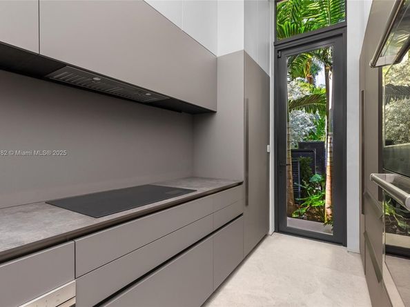 1800 W 27th St, Miami Beach FL 33140