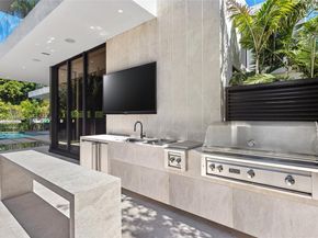 1800 W 27th St, Miami Beach FL 33140