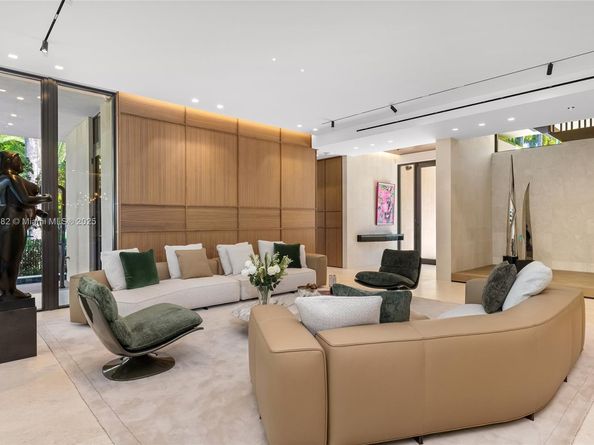 1800 W 27th St, Miami Beach FL 33140