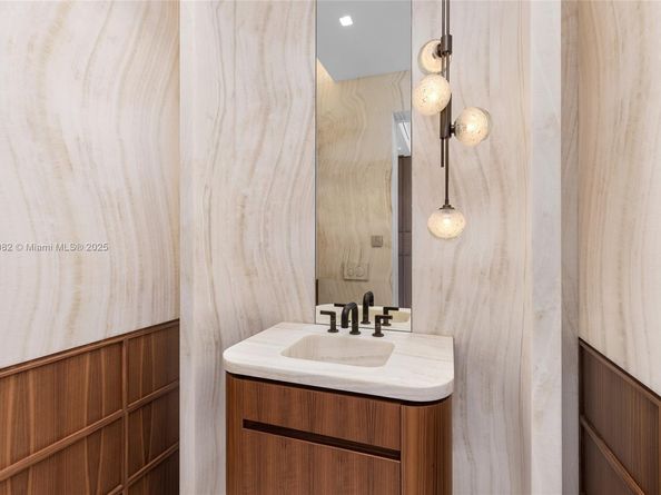 1800 W 27th St, Miami Beach FL 33140