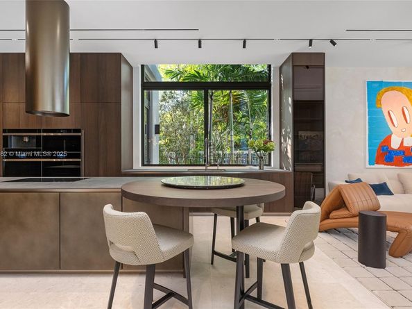 1800 W 27th St, Miami Beach FL 33140