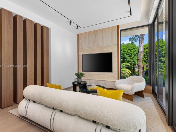 1800 W 27th St, Miami Beach FL 33140