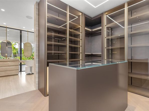 1800 W 27th St, Miami Beach FL 33140