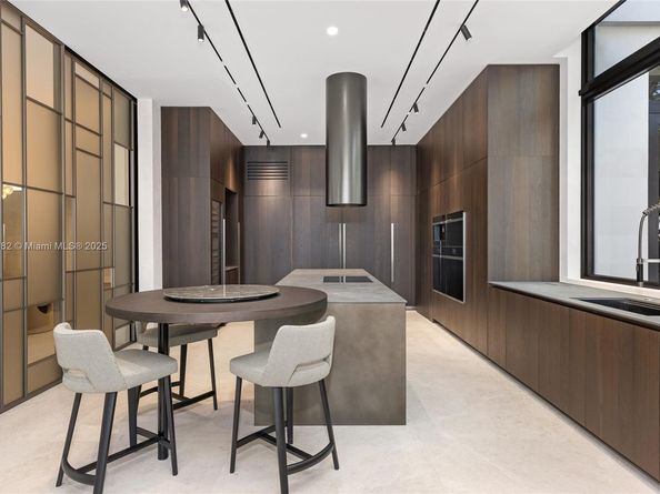 1800 W 27th St, Miami Beach FL 33140