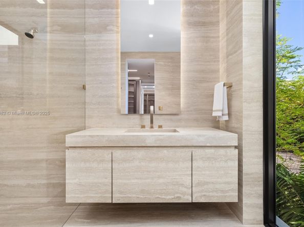 1800 W 27th St, Miami Beach FL 33140