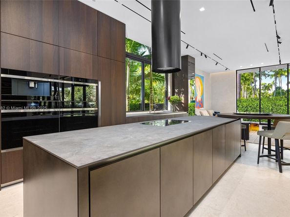 1800 W 27th St, Miami Beach FL 33140