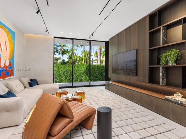 1800 W 27th St, Miami Beach FL 33140