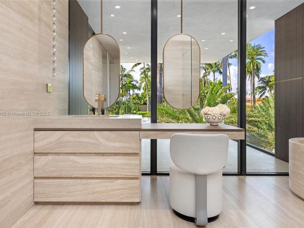 1800 W 27th St, Miami Beach FL 33140