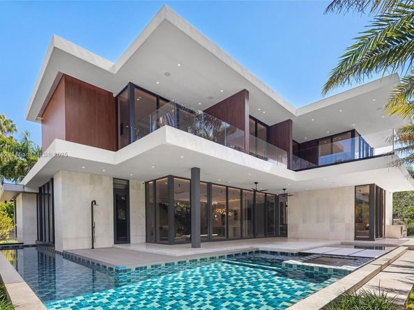 1800 W 27th St, Miami Beach FL 33140