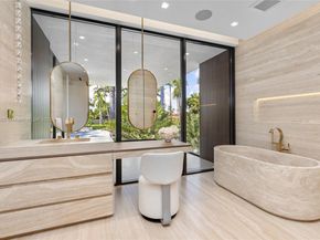 1800 W 27th St, Miami Beach FL 33140