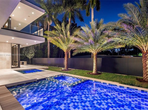 1800 W 27th St, Miami Beach FL 33140