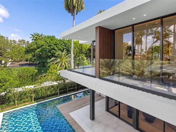 1800 W 27th St, Miami Beach FL 33140