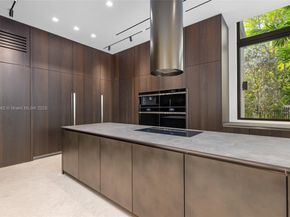 1800 W 27th St, Miami Beach FL 33140