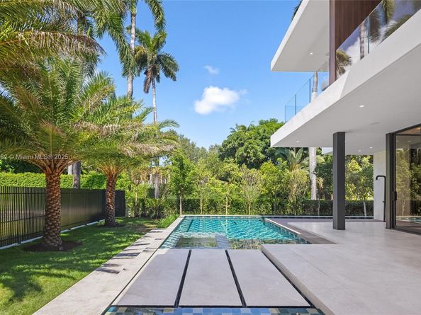 1800 W 27th St, Miami Beach FL 33140