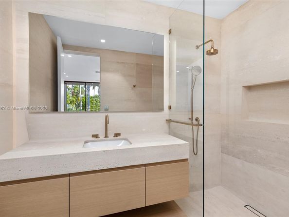 1800 W 27th St, Miami Beach FL 33140