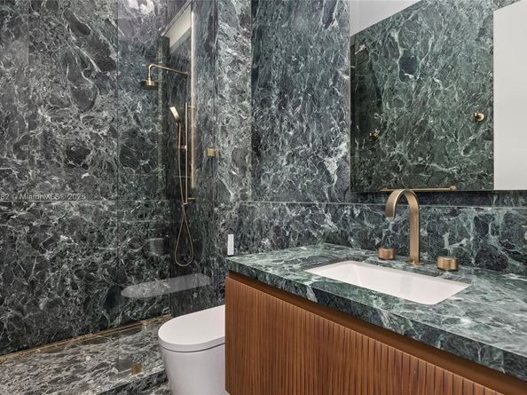 1800 W 27th St, Miami Beach FL 33140