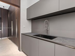 1800 W 27th St, Miami Beach FL 33140