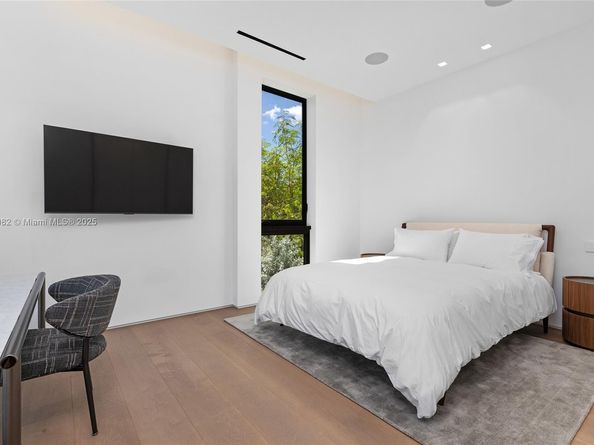 1800 W 27th St, Miami Beach FL 33140