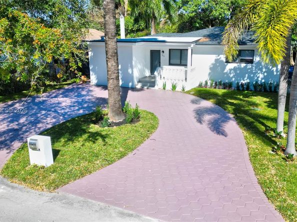 315 NE 160th Ter, Miami FL 33162
