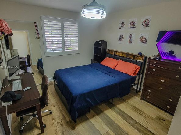9894 NW 2nd Ct, Plantation FL 33324