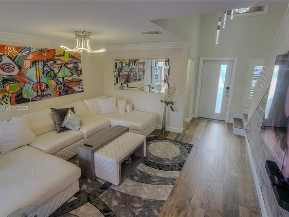9894 NW 2nd Ct, Plantation FL 33324