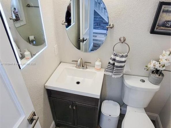 9894 NW 2nd Ct, Plantation FL 33324