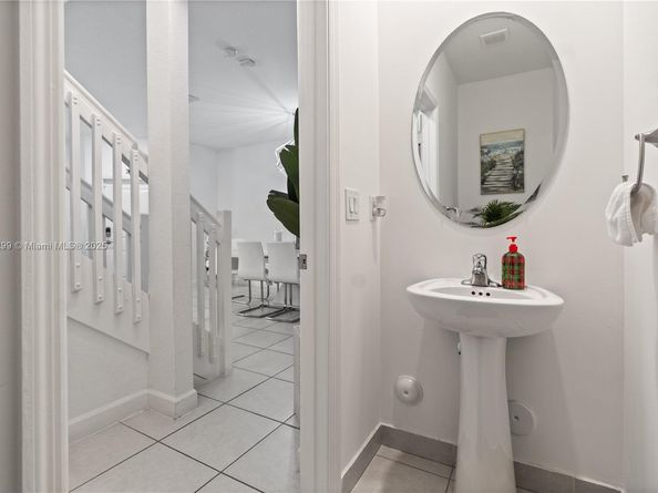 21018 NE 8th Ave 21018, Miami FL 33179