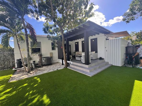 1451 NW 31st St, Miami FL 33142