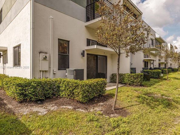 4369 NW 9th St, Plantation FL 33317