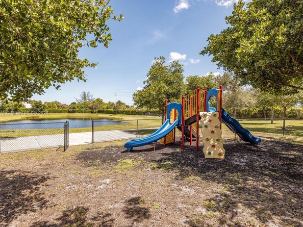 4369 NW 9th St, Plantation FL 33317