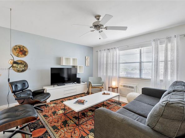 143 Oakridge J 143, Deerfield Beach FL 33442