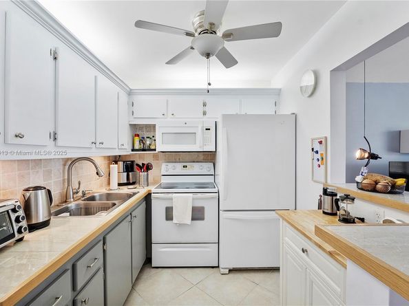 143 Oakridge J 143, Deerfield Beach FL 33442