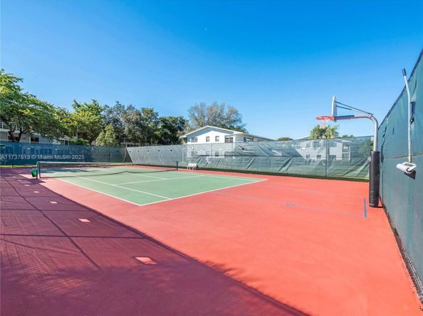 143 Oakridge J 143, Deerfield Beach FL 33442