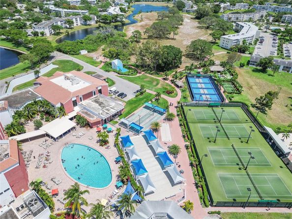 143 Oakridge J 143, Deerfield Beach FL 33442